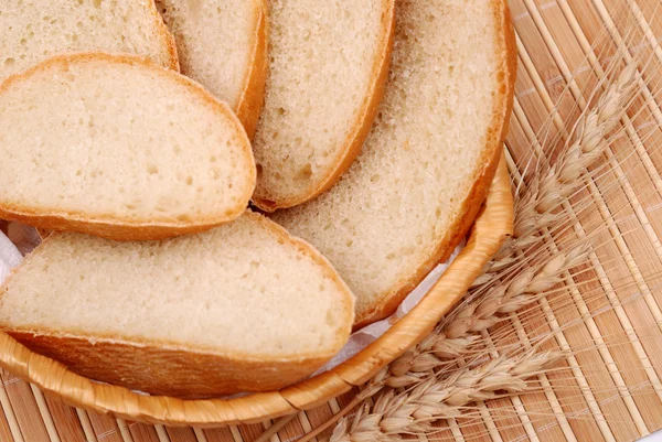 Bochenek chleba i pszenicy szyszki — Zdjęcie stockowe