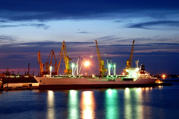 Pohled na noční. loď kotví v přístavu — Stock fotografie
