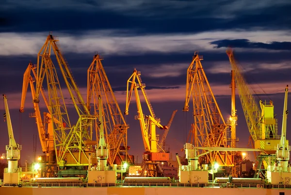 Almacén portuario con cargas y contenedores — Foto de Stock