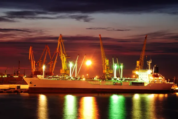 Entrepôt portuaire avec cargaisons et conteneurs — Photo