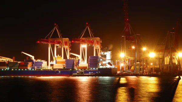 Портовый склад с грузами и контейнерами — стоковое фото