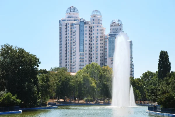 Parco cittadino con fontana alta — Foto Stock