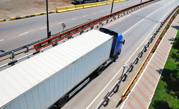 Přeprava nákladu nákladními automobily — Stock fotografie