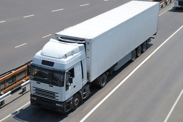 Vervoer van lading per vrachtwagen — Stockfoto