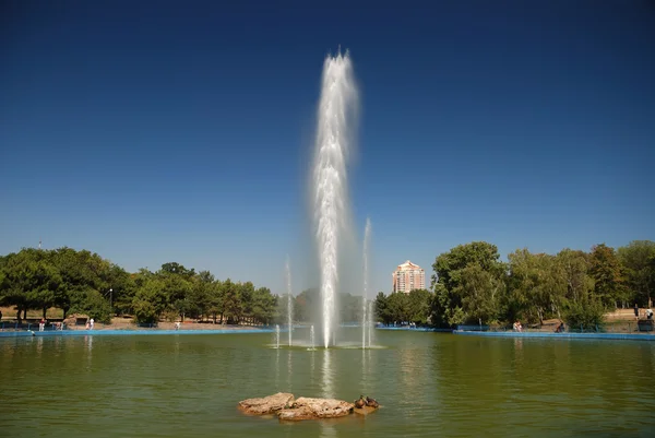 Parque de la ciudad con una fuente alta —  Fotos de Stock