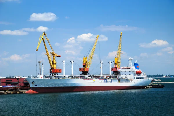 El puerto comercial con grúas, cargas y barcos —  Fotos de Stock