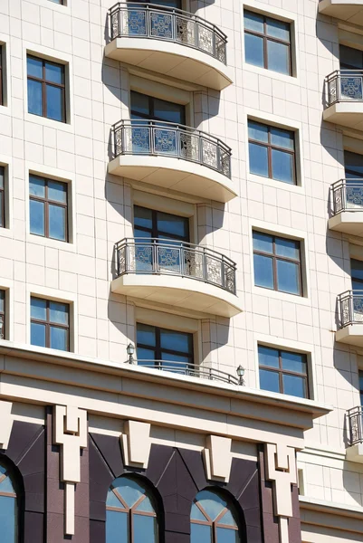 A fachada de um edifício moderno — Fotografia de Stock