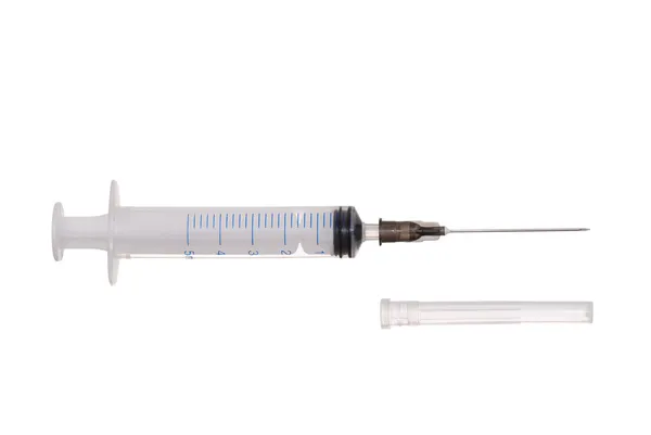 Uma seringa de 5ml e agulha isoladas — Fotografia de Stock