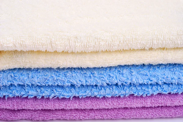 Stack av färgglada handdukar på vit — Stockfoto