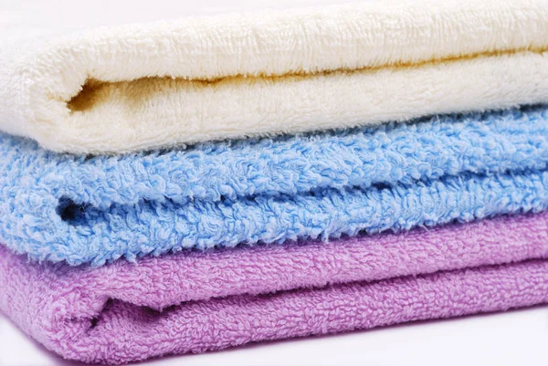 Pilha de toalhas coloridas em branco — Fotografia de Stock