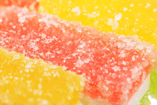 Rebanadas de caramelo de frutas en el blanco —  Fotos de Stock
