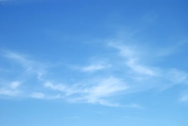 Nuvens brancas suaves contra o céu azul — Fotografia de Stock