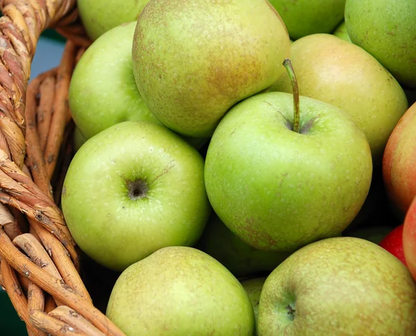 Cultivo de manzana en una cesta — Foto de Stock