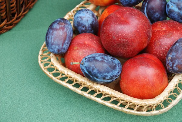 Culture fruitière dans un panier — Photo