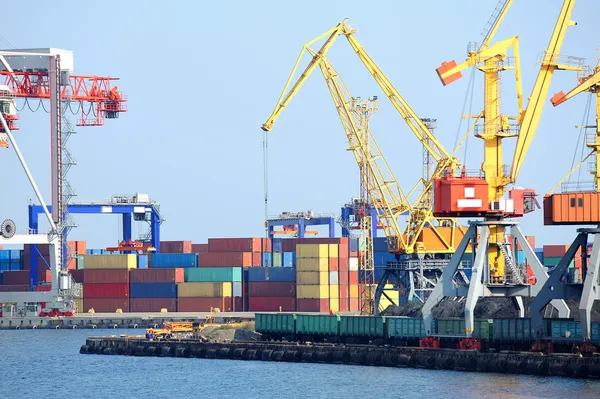 Armazém portuário com cargas e contentores — Fotografia de Stock