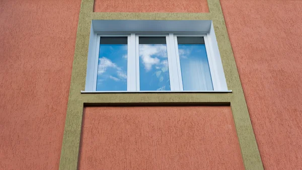 Arkitektoniska detaljer. ett fönster — Stockfoto
