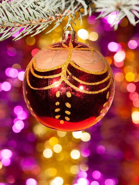 Weihnachtskugel auf Tannenzweig — Stockfoto