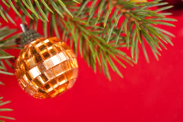 Boule dorée de Noël sur rouge — Photo