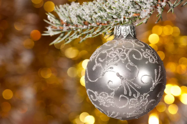 Bola de Navidad en rama de abeto —  Fotos de Stock