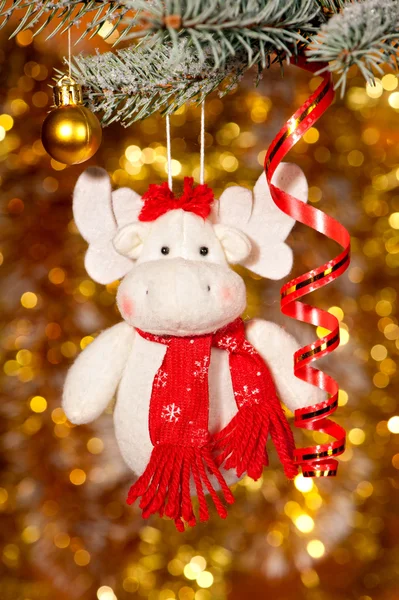 Рождественский лось на ветке елки — стоковое фото