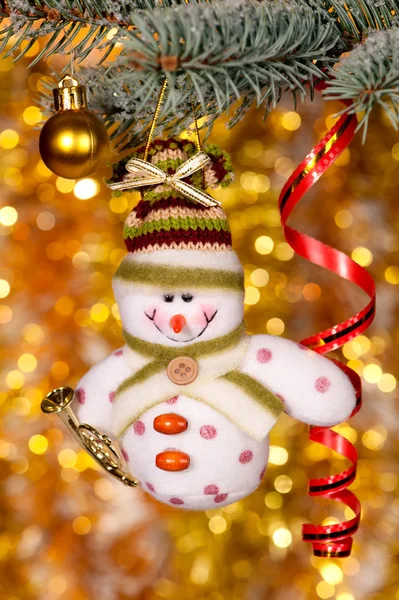 Χριστούγεννα χιονάνθρωπος σε υποκατάστημα δέντρο έλατου — Φωτογραφία Αρχείου