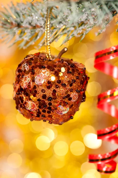 Mela di Natale su ramo di abete — Foto Stock