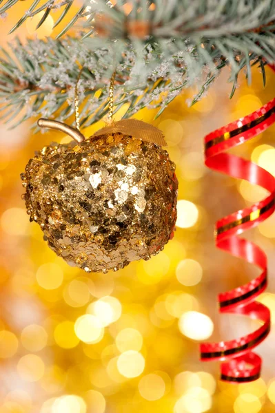 Maçã de Natal em ramo de abeto — Fotografia de Stock