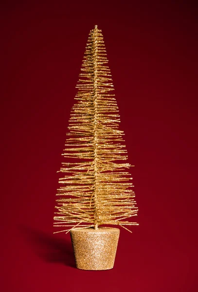 Zlatá hračka vánoční strom na červené — Stock fotografie
