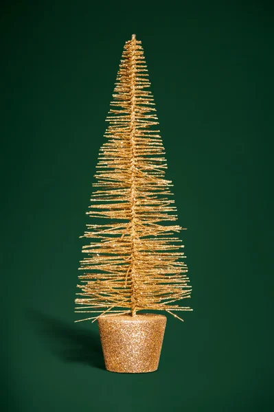 Juguete dorado árbol de Navidad en verde — Foto de Stock