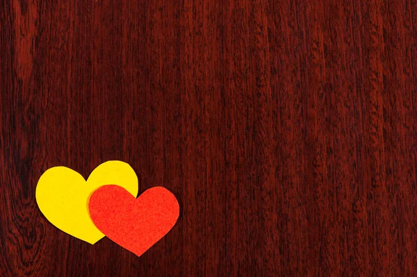 Dos corazones sobre fondo de madera —  Fotos de Stock