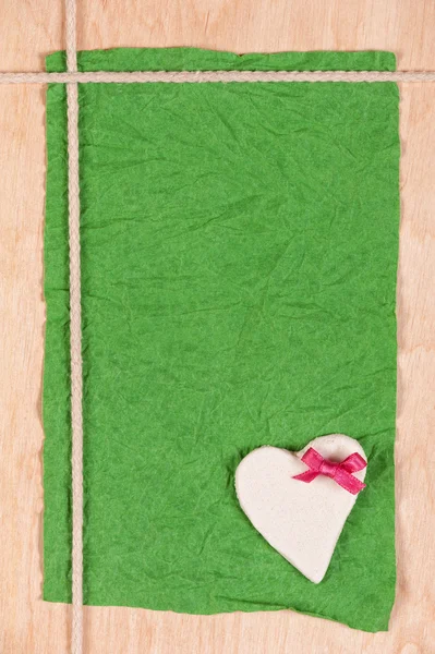 Tarjeta de papel arrugado, corazón de piedra y cuerda sobre fondo de madera —  Fotos de Stock