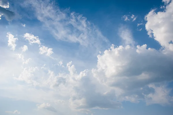 明るく美しい空の雲 — ストック写真