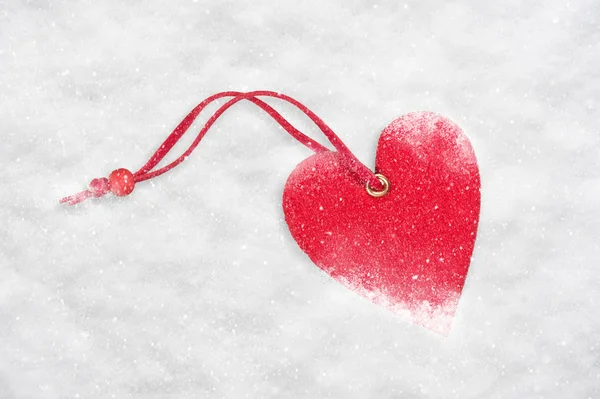 Srdce na sněhu pozadí — Stock fotografie