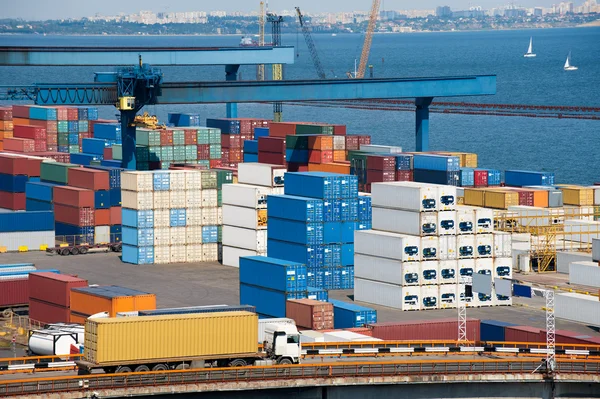 Vrachtwagen vervoer container naar magazijn in de buurt van zee — Stockfoto