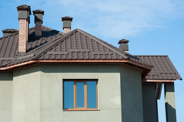 Nieuw huis gebouw en dak — Stockfoto