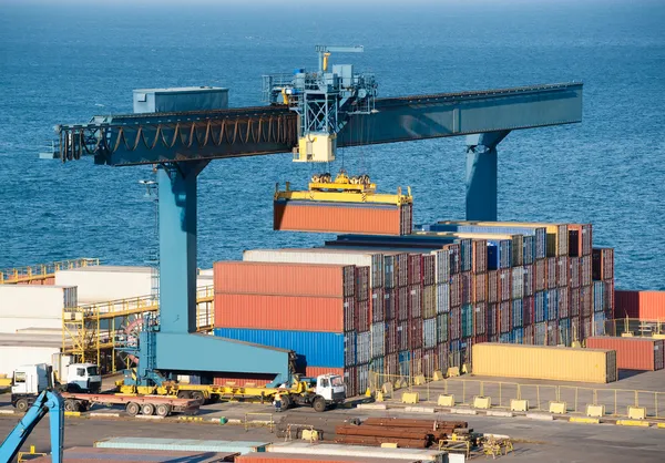 Loading container on truck in port — Stock Photo, Image