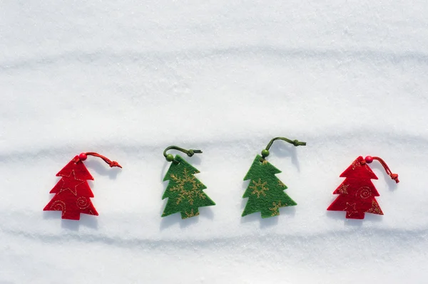 Juguetes de árbol de Navidad en la nieve —  Fotos de Stock