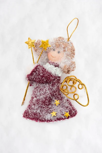 Лялька-ангел зроблена з тканини, покритої снігом — стокове фото