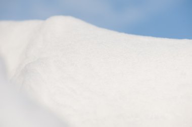 gökyüzü arka plan üzerinde rüzgârla oluşan kar yığını