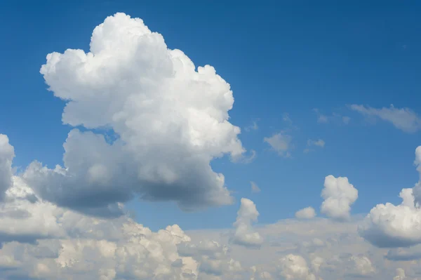 푸른 하늘과 큰 구름 — 스톡 사진