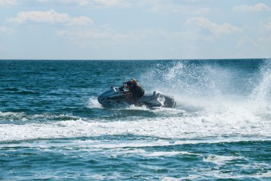 Su spreyi ile yüksek hızlı jet ski