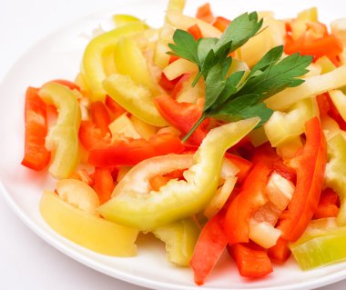 dilimlenmiş biber ve maydanoz