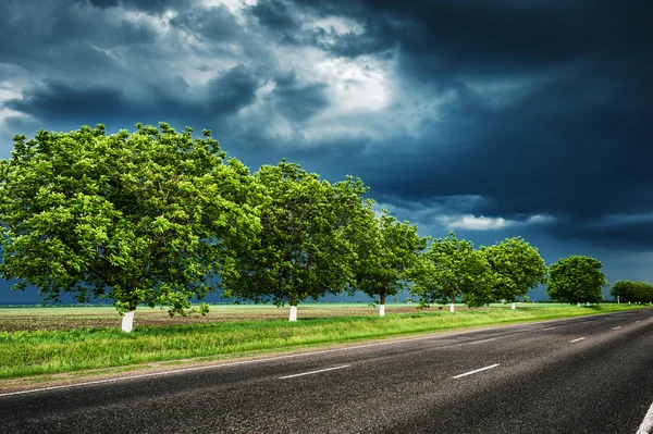 Route sombre avant l'orage — Photo