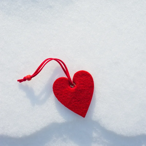 Coeur sur fond de neige — Photo