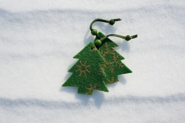 Juguetes de árbol de Navidad en la nieve — Foto de Stock