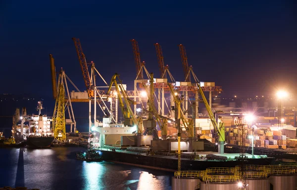 Porto e navio à noite — Fotografia de Stock