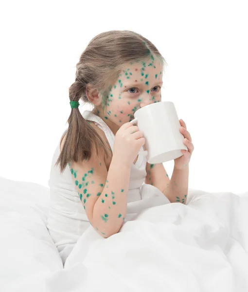 Menina doente na cama branca — Fotografia de Stock