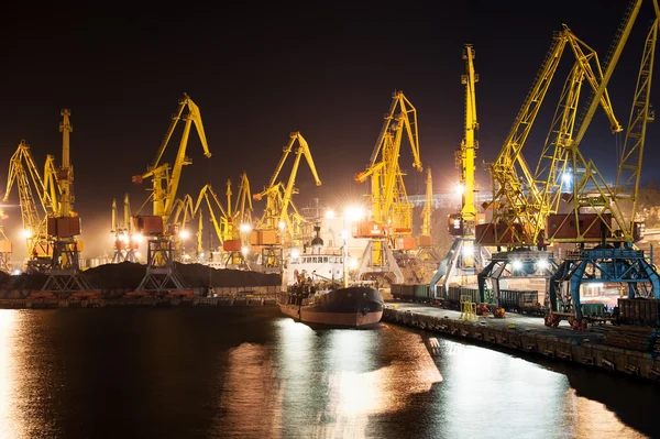 Порт и корабль ночью — стоковое фото