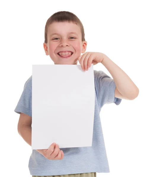 Niño sonriente con papel de hoja en blanco — Foto de Stock