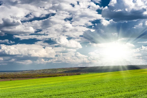 Belo campo verde e nuvens — Fotografia de Stock